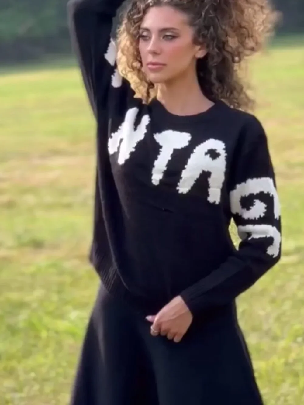 Rave On Trend Sweater Women's Medium Black Pullover Crew Printed